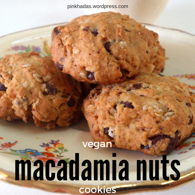 vegan-cookies-with-macadamia-nuts-and-chocolate-chips